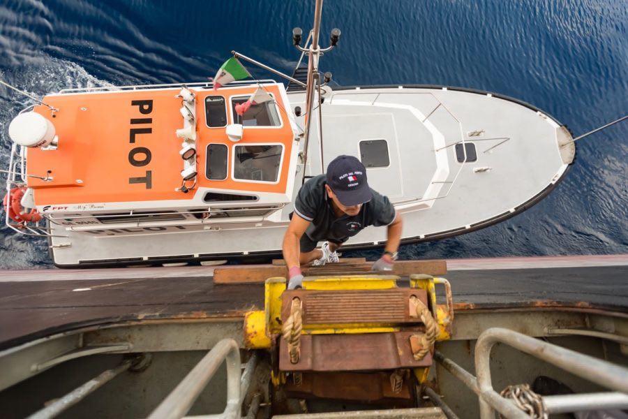 pilota di porto sale su nave