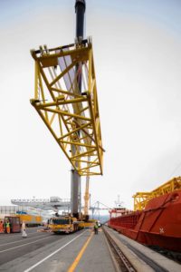 APM Terminals Gru Vernazza 1 Una delle gru più grandi al mondo è sbarcata a Vado Ligure APM Terminals