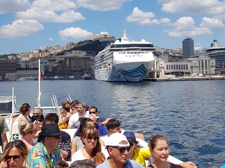 Traghetti nel porto di Napoli