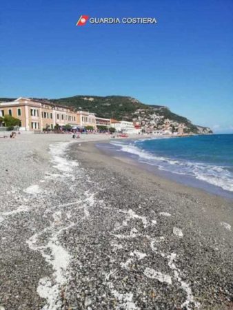 inquinamento mare 1 Allarme inquinamento / Savona, spiaggia e mare invasi da sostanza biancastra