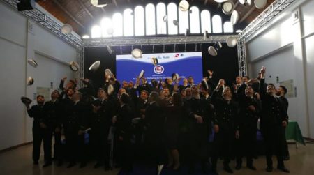 lancio cappelli Vidotto: "Ufficiali competenti fanno bene al Paese"- Graduation Day, Accademia Marina Mercantile /INTERVISTE