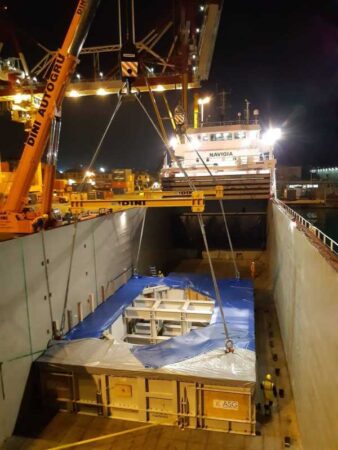 Tarros Spezia Spezia, Tarros Terminal del Golfo: Imbarcato un gigantesco magnete