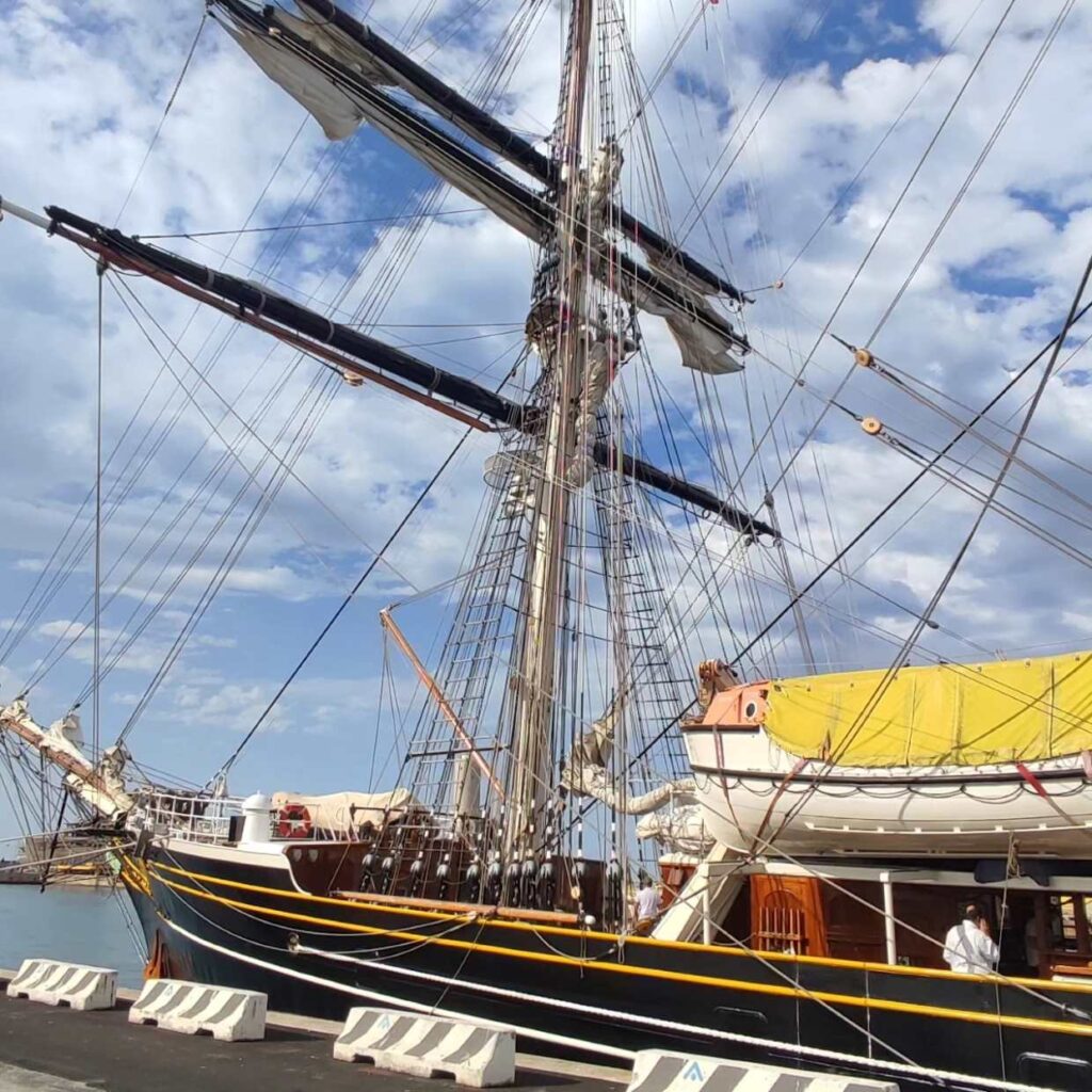 Clipper Stad Amsterdam Il veliero Clipper Stad Amsterdam a vele spiegate al largo di Livorno - foto e video