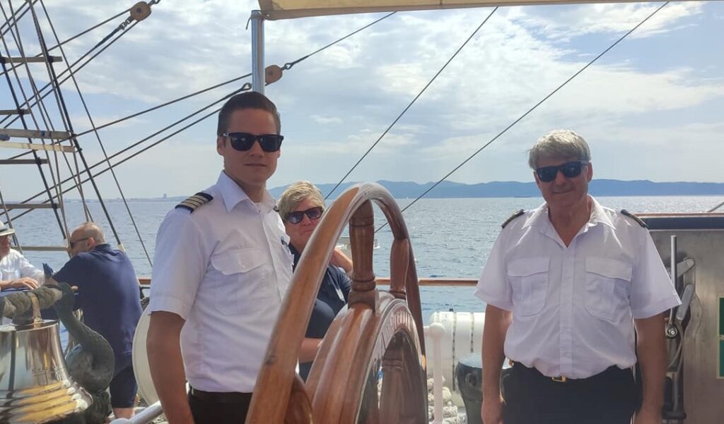 Ufficiali Clipper Stad Amsterdam Il veliero Clipper Stad Amsterdam a vele spiegate al largo di Livorno - foto e video