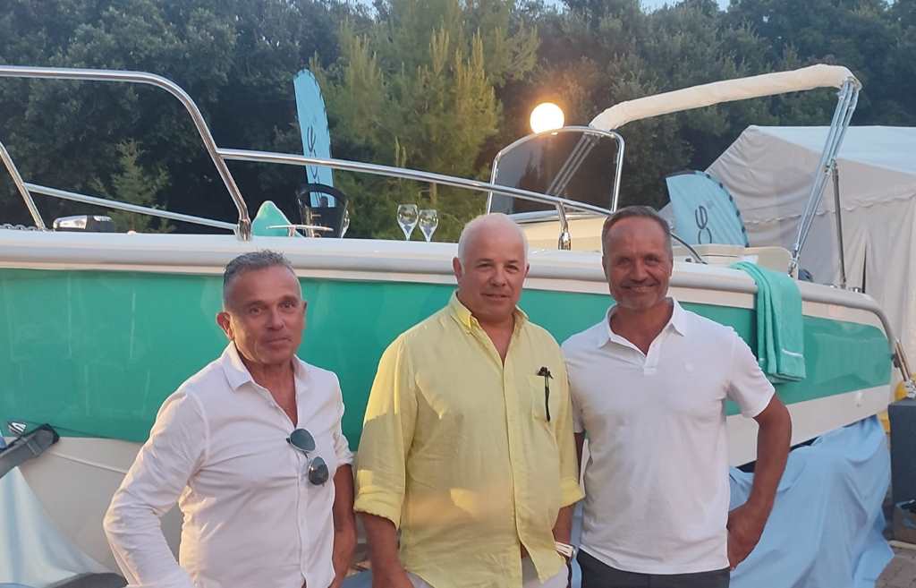 Al centro Alessandro Miele La Gabbianella, barca simbolo di Livorno, riportata sul mercato dal cantiere Tripesce