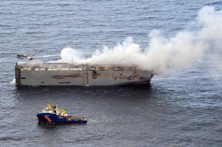 Fremantle Highway fiamme