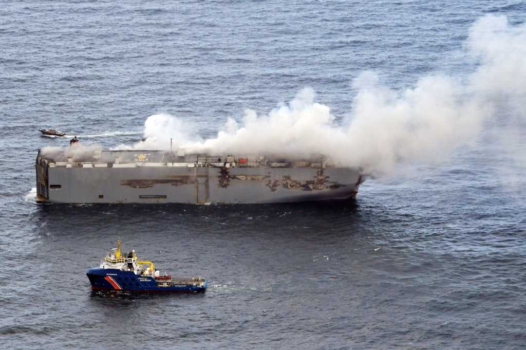 Fremantle Highway fiamme