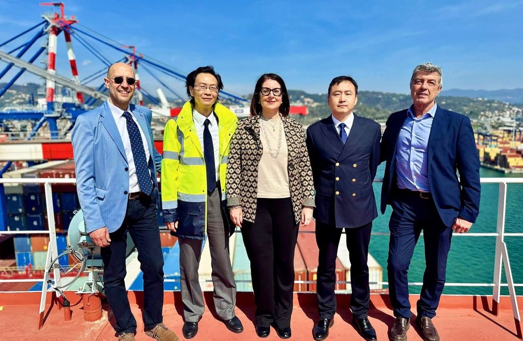 Attraccata a La Spezia Container Terminal la nave Cosco Shipping Aries da 20mila teu
