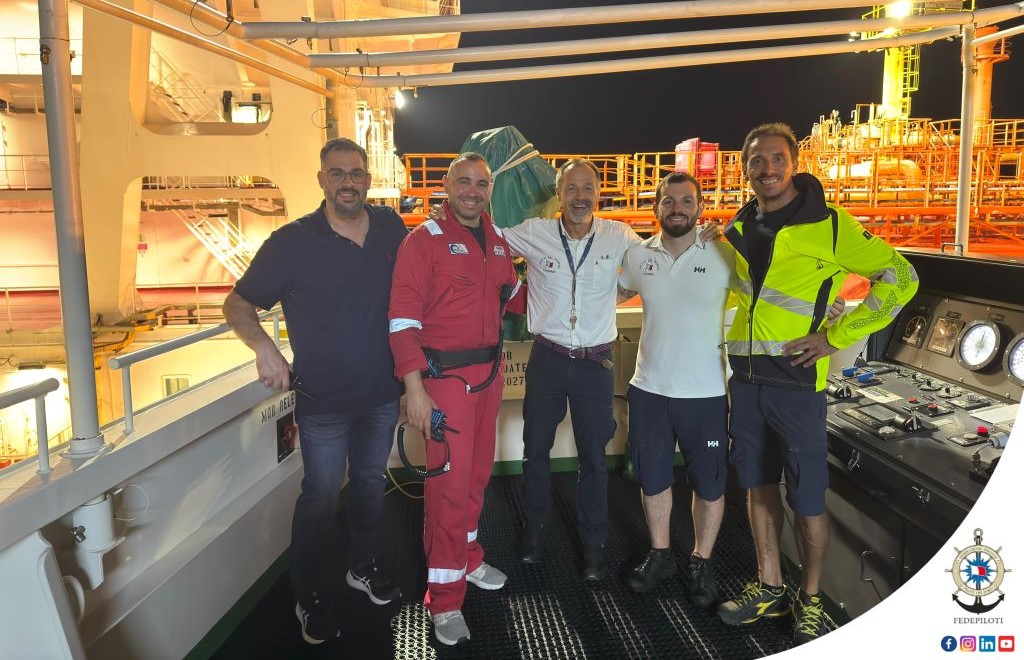 Piloti Livorno Ravenna Sinergia tra il Corpo Piloti Livorno e Ravenna, accosto al rigassificatore FSRU TOSCANA