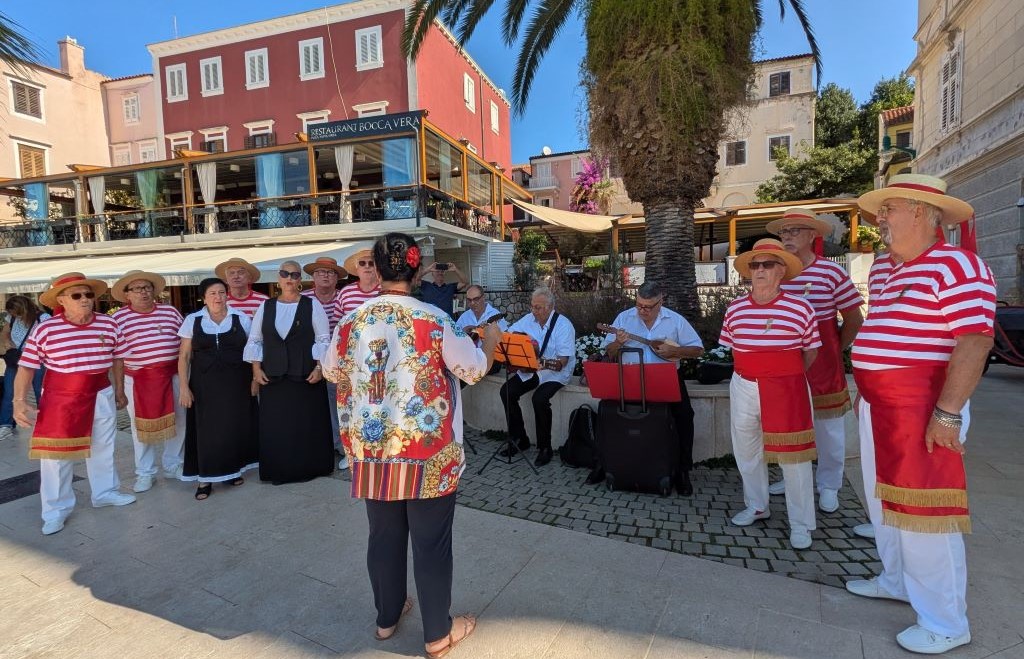 Venezia Festiva Lossna Venezia incanta il Festival Losinava, la gondola "Ambasciatrice" della laguna andata virale sul web