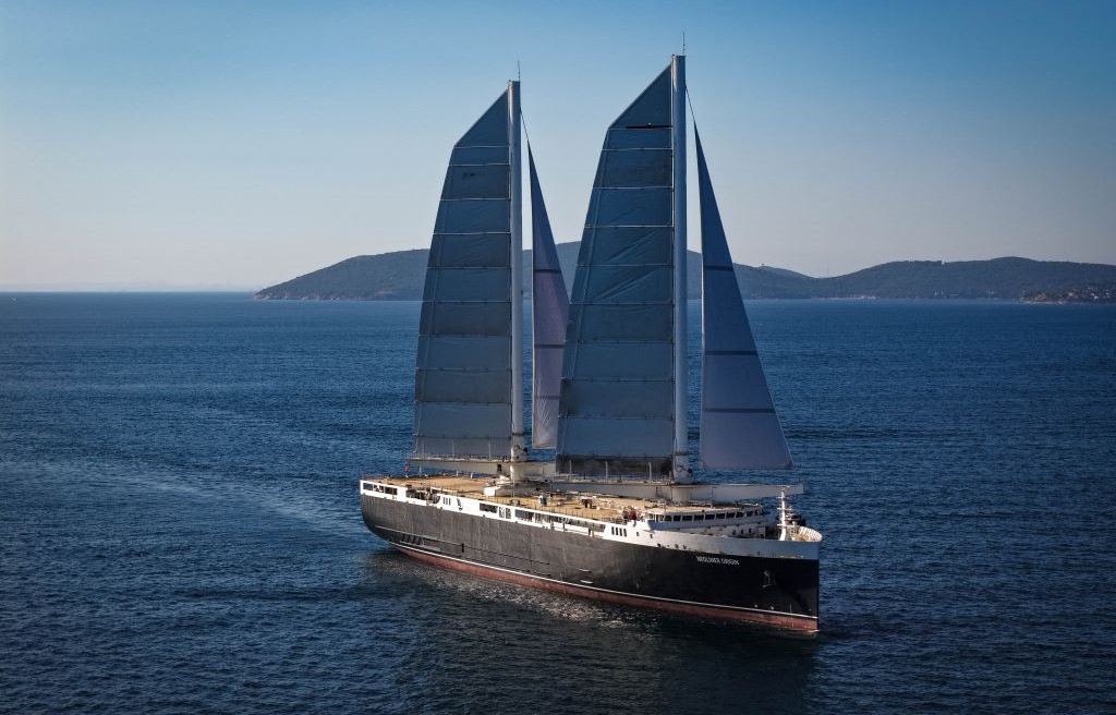 Neoliner nave a vela