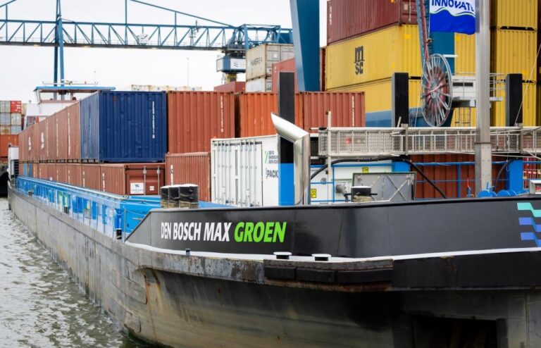 chiatta portacontainer elettrica