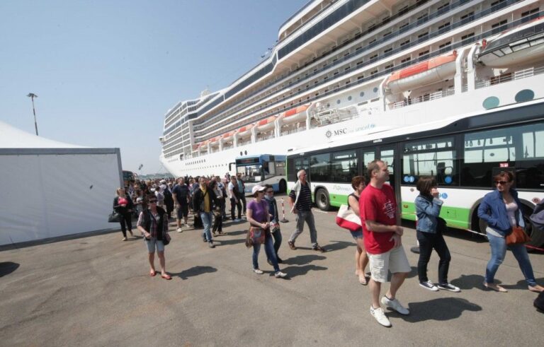 Crocieristi porto Livorno