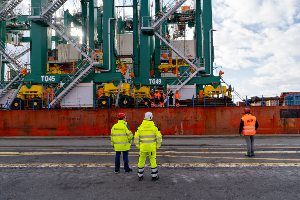 PSA GENOVA PRA gru elettriche DSC6083 LE FOTO - Approdano a PSA Genova Pra' sei nuove gru di piazzale E-RTG 100% elettriche