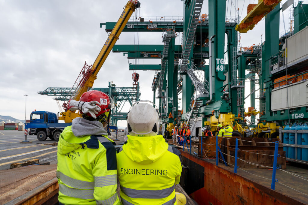 PSA GENOVA PRA sbarco gru ERTG DSC6532 LE FOTO - Approdano a PSA Genova Pra' sei nuove gru di piazzale E-RTG 100% elettriche