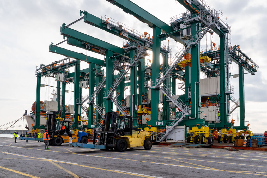 PSA GENOVA PRA sbarco gru ERTG DSC6576 LE FOTO - Approdano a PSA Genova Pra' sei nuove gru di piazzale E-RTG 100% elettriche