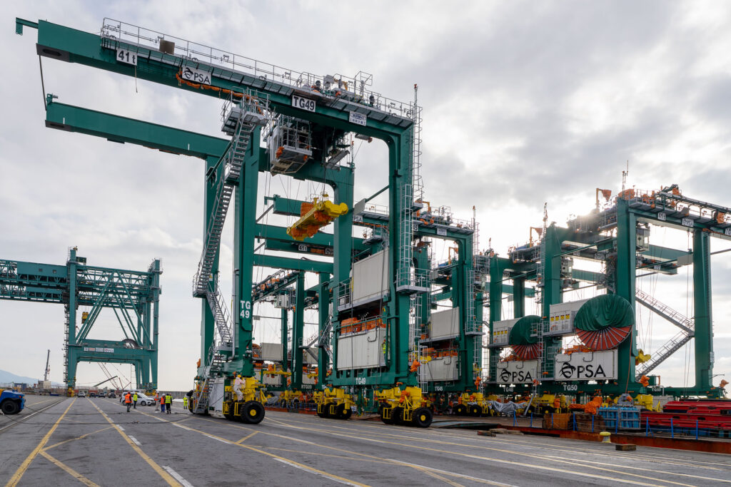 PSA GENOVA PRA sbarco gru ERTG DSC6650 LE FOTO - Approdano a PSA Genova Pra' sei nuove gru di piazzale E-RTG 100% elettriche