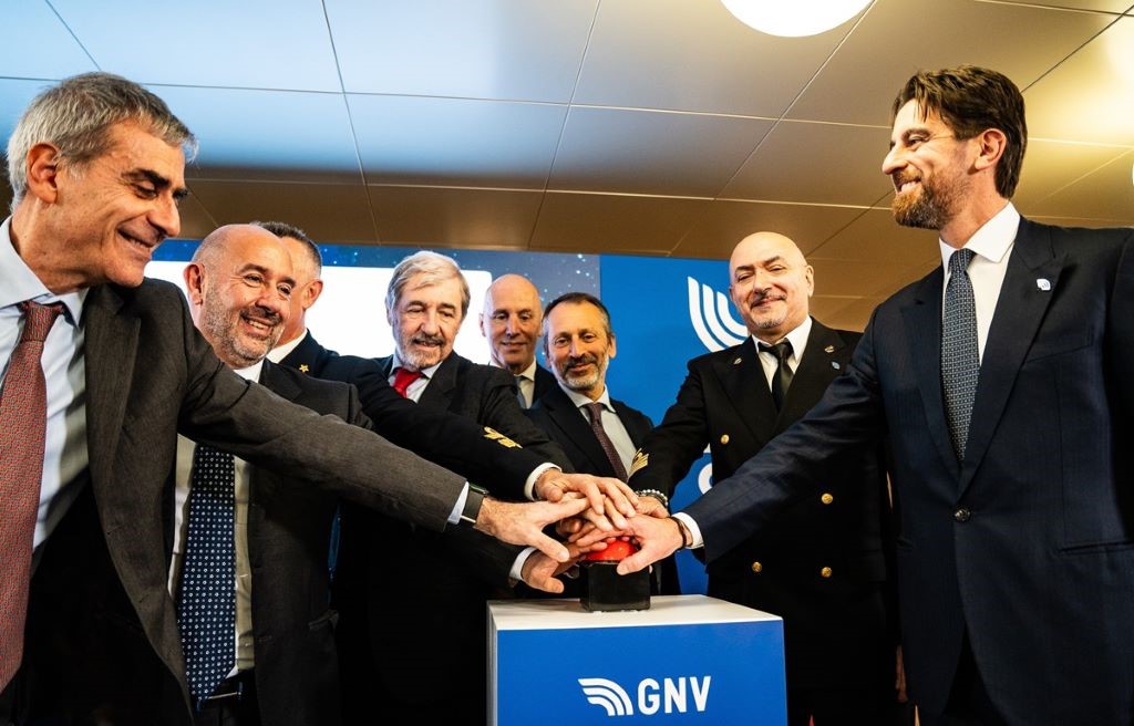 Robotti Demarchi Ranieri Bucci Nannini Paroli Russo Catani Nel porto di Genova il primo bunkeraggio ship-to-ship di GNL e bio-GNL