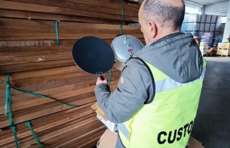 Livorno, ADM sequestra in porto 1.200 pentole e padelle indiane non conformi