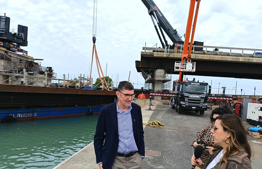 Gariglio ponte mobile FOTO/ Ricollocato il ponte mobile sulla Fi-Pi-Li, Giani: «Prima possibile quello sullo Scolmatore»