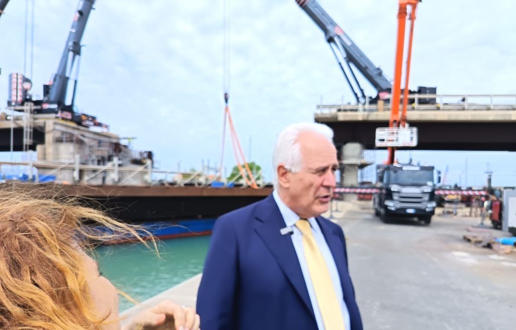 Giani ponte mobile FOTO/ Ricollocato il ponte mobile sulla Fi-Pi-Li, Giani: «Prima possibile quello sullo Scolmatore»