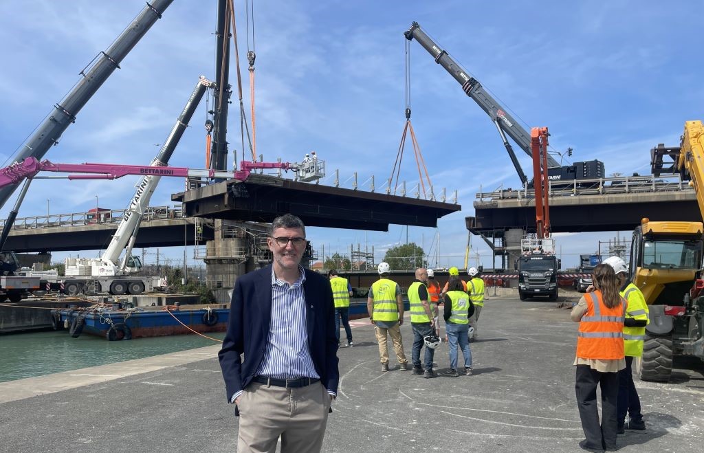Ponte mobile Gariglio FOTO/ Ricollocato il ponte mobile sulla Fi-Pi-Li, Giani: «Prima possibile quello sullo Scolmatore»