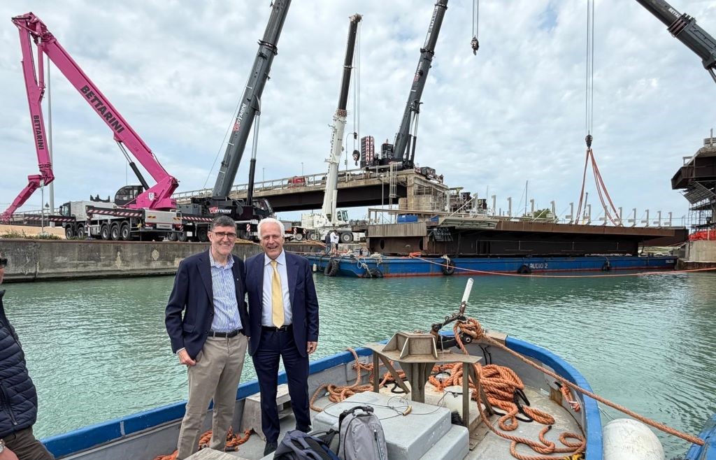 Ponte mobile Giani Gariglio FOTO/ Ricollocato il ponte mobile sulla Fi-Pi-Li, Giani: «Prima possibile quello sullo Scolmatore»