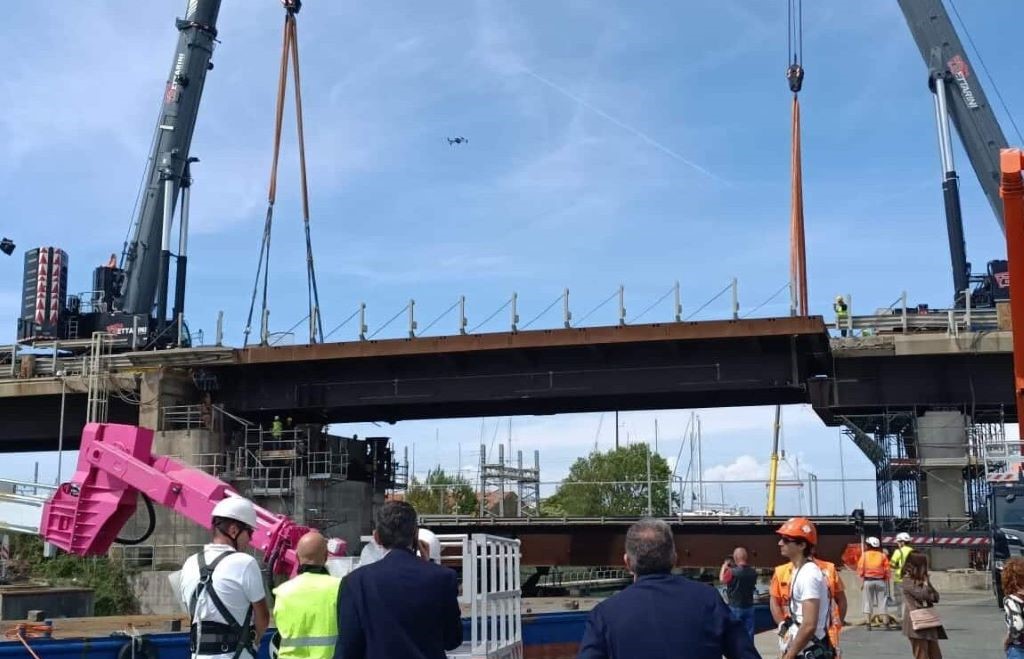 ponte ripristinato FOTO/ Ricollocato il ponte mobile sulla Fi-Pi-Li, Giani: «Prima possibile quello sullo Scolmatore»